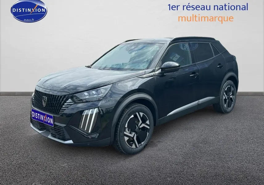Peugeot 2008 noir vue 3/4 avant droit, avec jantes alu et feux LED distinctifs sur fond neutre.