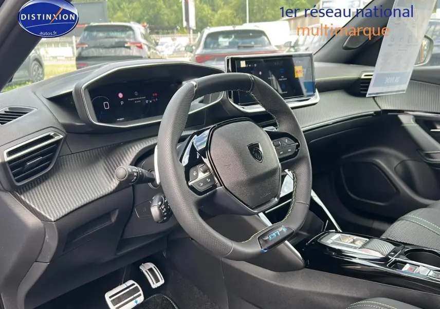 Vue intérieure côté conducteur du Peugeot 2008 1.2 hybrid 145 GT avec volant cuir multifonction et tableau de bord numérique.