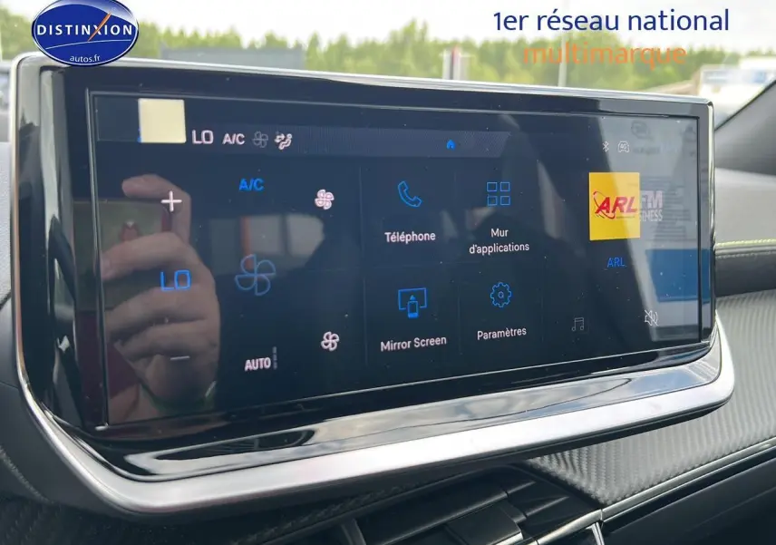 Écran tactile central intérieur du Peugeot 2008 noir, affichant les options de climatisation et de téléphone.