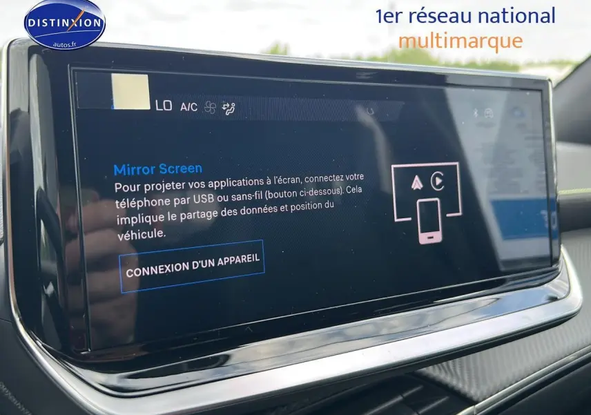 Écran tactile central du tableau de bord du Peugeot 2008 noir, affichant la connexion Mirror Screen.