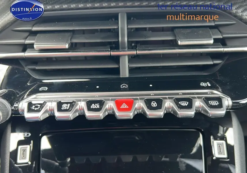 Gros plan sur la console centrale noire du Peugeot 2008 1.2 hybrid 145 GT, mettant en valeur les boutons de commande.
