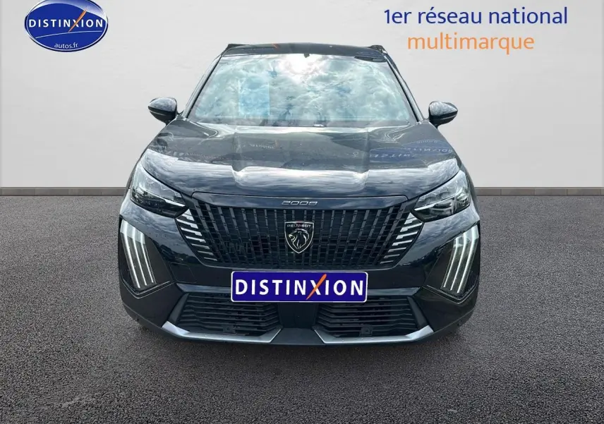 Vue frontale d'un Peugeot 2008 noir 2025 avec calandre imposante et feux LED verticaux distinctifs.