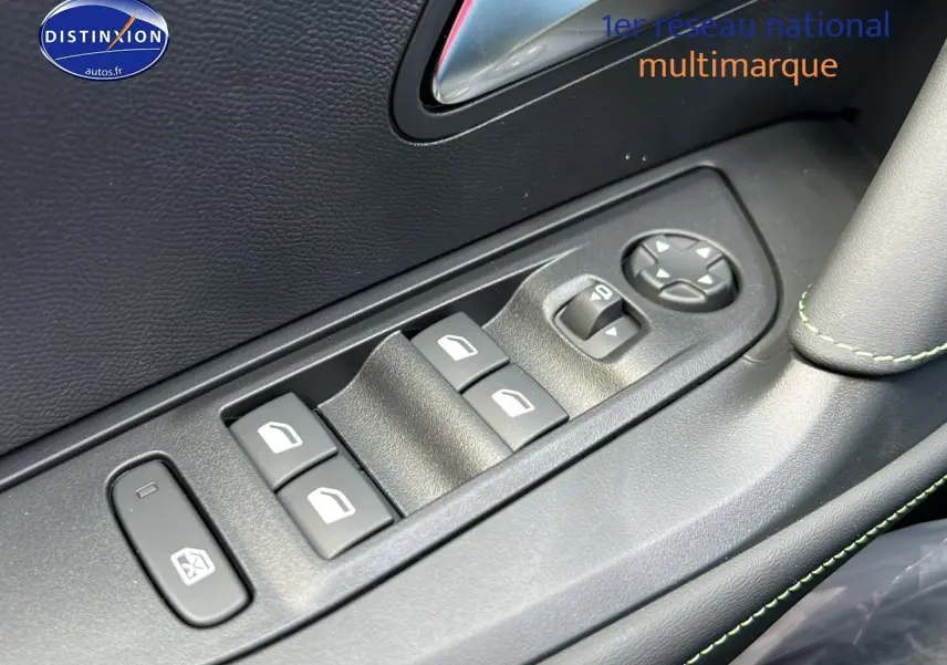 Gros plan sur les commandes de lève-vitres et rétroviseurs côté conducteur d’une Peugeot 2008 noire 2025.