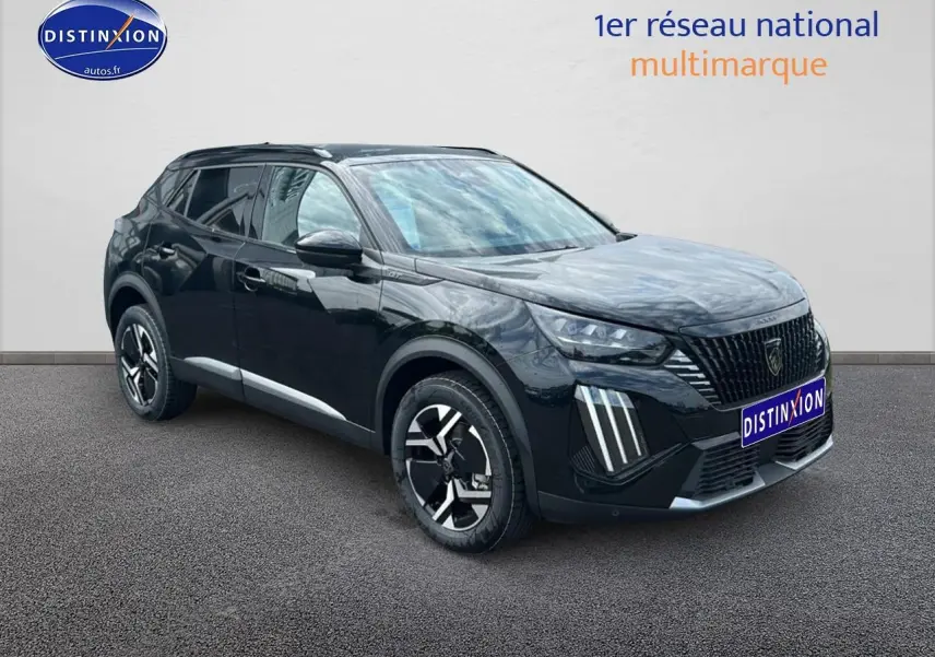 Peugeot 2008 noir en 3/4 avant droit, avec jantes alu et feux LED distinctifs sur fond neutre.