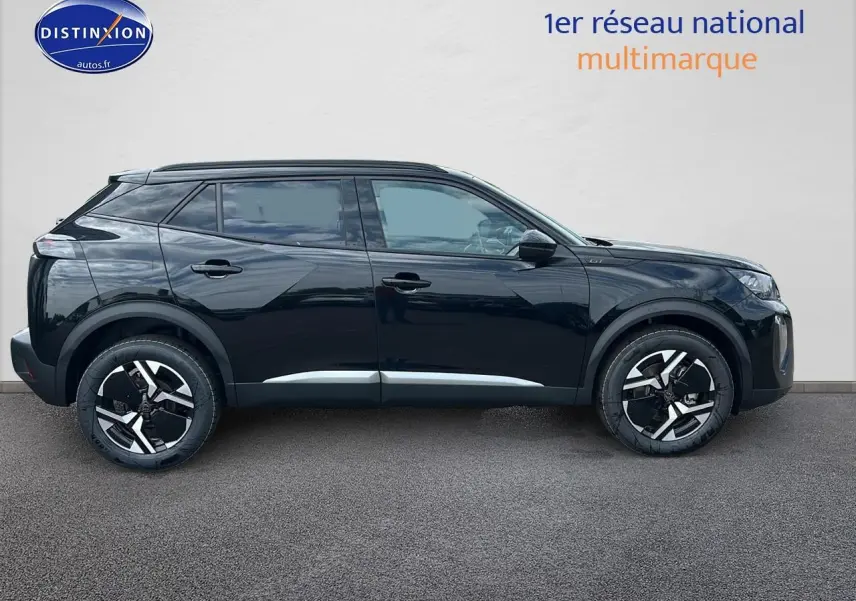 Profil latéral droit d’un Peugeot 2008 noir avec jantes alliage et barres de toit visibles sur fond neutre.