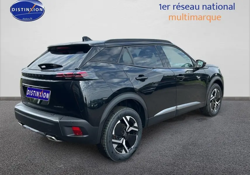 Vue 3/4 arrière droite d'un Peugeot 2008 hybride noir avec jantes alu et becquet arrière.