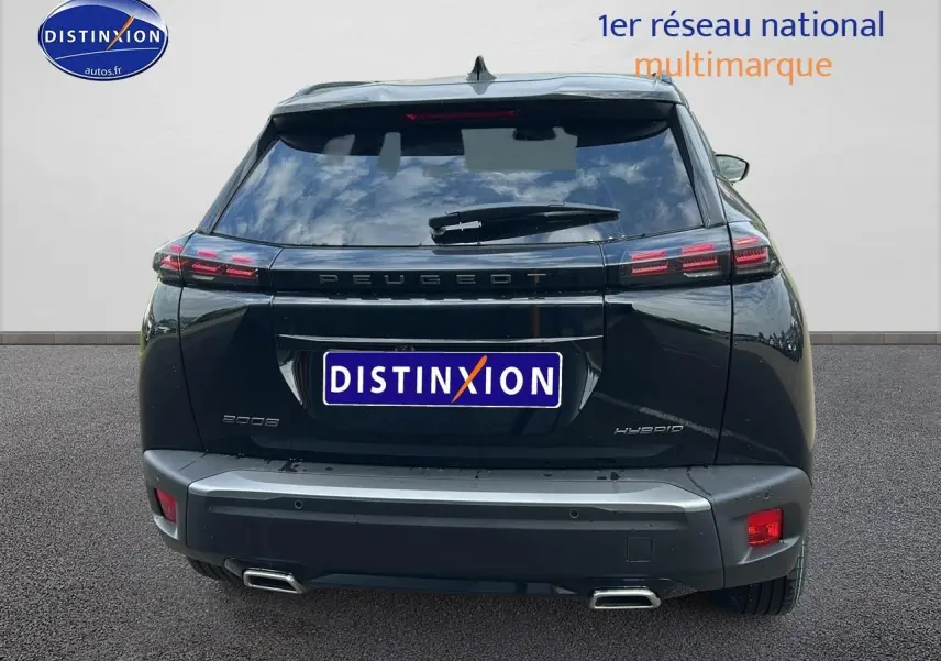 Vue arrière d'un Peugeot 2008 noir hybride 2025 avec feux LED et double sortie d'échappement rectangulaire.