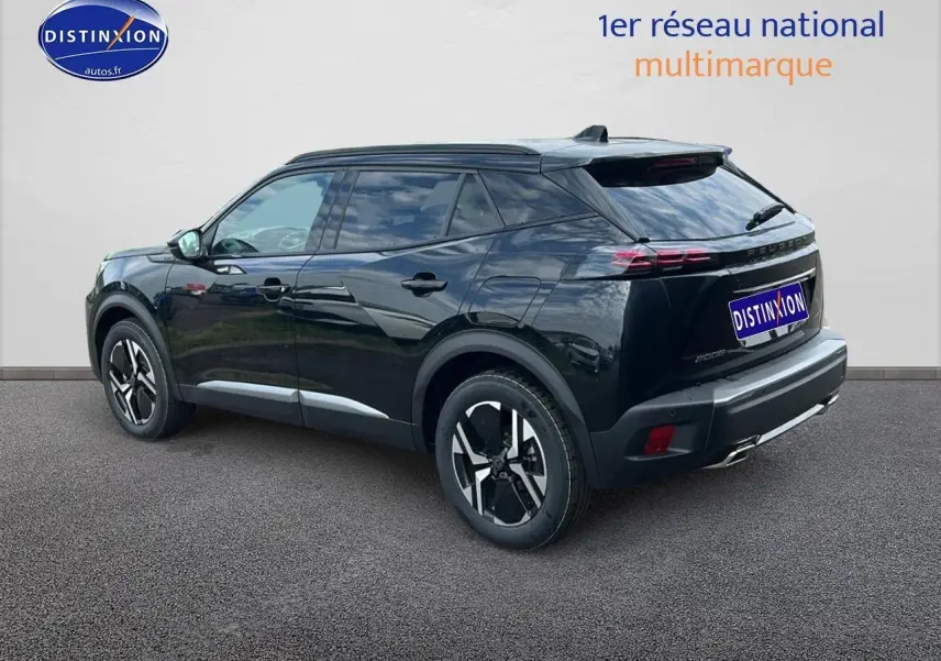 Peugeot 2008 noir vue 3/4 arrière droit, jantes alu distinctives et toit noir brillant sur fond neutre.