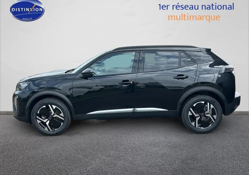 Profil côté gauche d'un Peugeot 2008 noir 2025 avec jantes alu et barres de toit visibles.