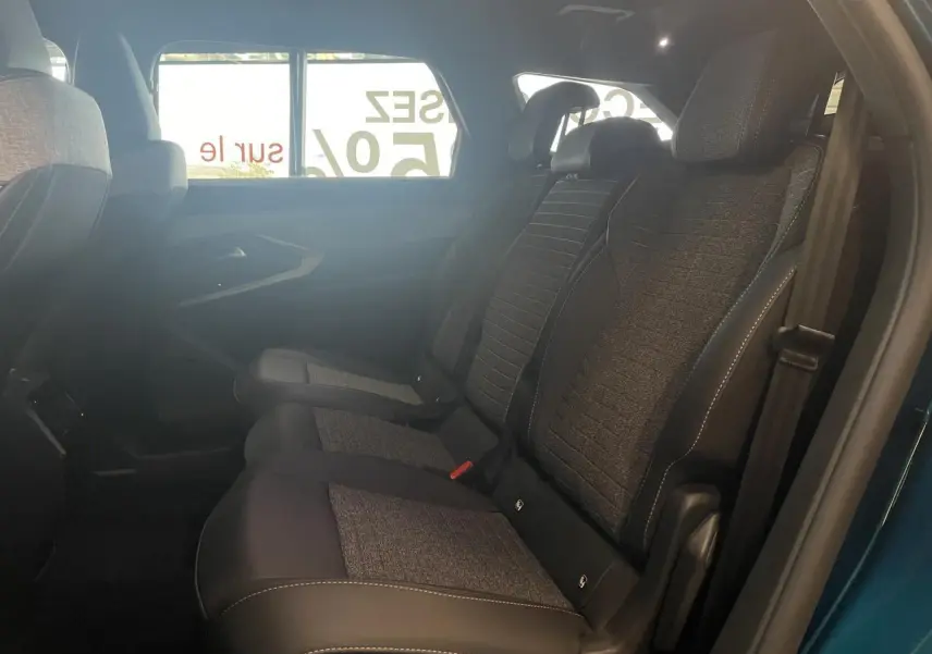 Vue côté droit sur la banquette arrière tissu et cuir du Peugeot 5008 Bleu Obsession avec ceinture de sécurité visible.