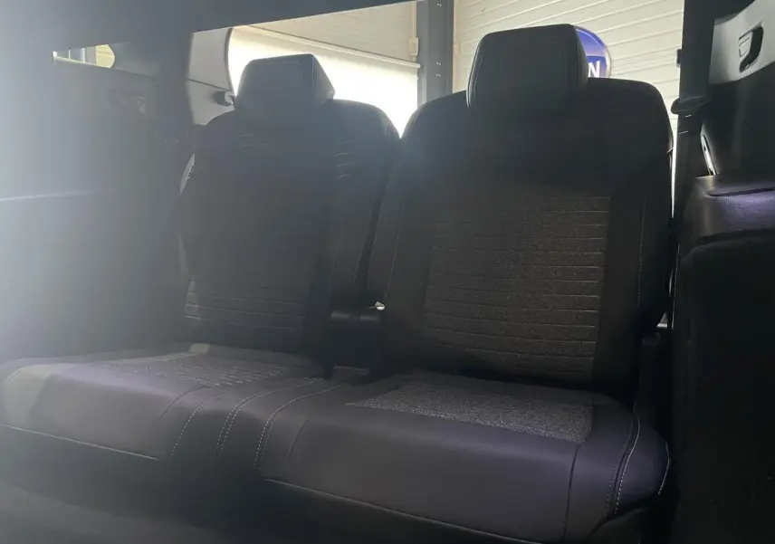 Banquette arrière 2 places en tissu et cuir noir du Peugeot 5008 2025 vue de face dans l'habitacle.