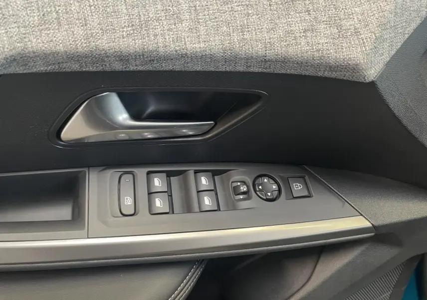 Commande des vitres et rétroviseurs côté conducteur du Peugeot 5008 2025, intérieur noir avec surpiqûres grises.