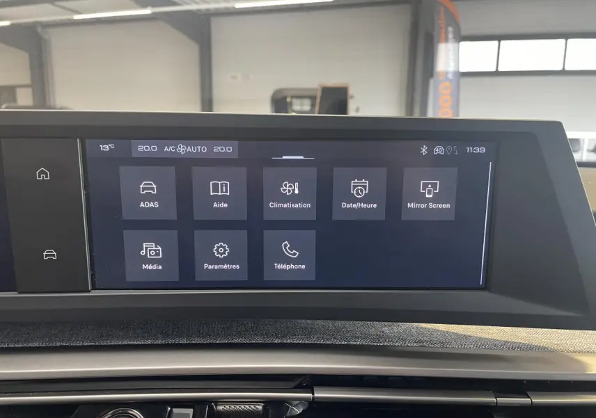 Écran tactile central du tableau de bord du Peugeot 5008 2025 affichant les menus de climatisation et multimédia.