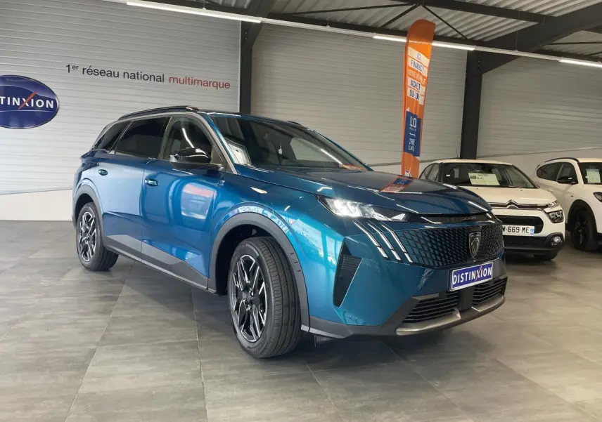 Peugeot 5008 bleu Obsession vue 3/4 avant droit en showroom avec jantes alliage noires diamantées.