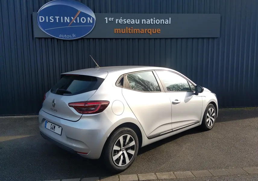 Renault Clio V gris vue 3/4 arrière droit, mettant en valeur ses feux LED et jantes alliage distinctives.
