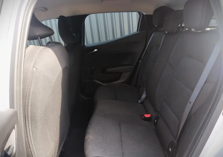 Vue intérieure côté droit des sièges arrière noirs en tissu de la Renault Clio V gris 2023, version 5 portes.