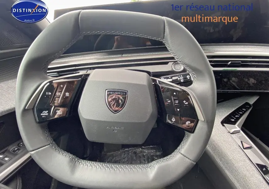 Volant cuir multifonction vu de face dans l’habitacle du Peugeot 5008 Hybrid 145 allure e-dcs6 noir 2025.