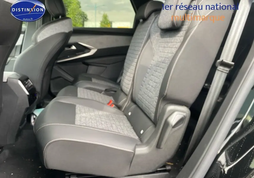 Vue latérale droite sur les sièges arrière gris et noir du Peugeot 5008 Hybrid 145 allure e-dcs6 2025 avec tissus crispy et tep isabella.