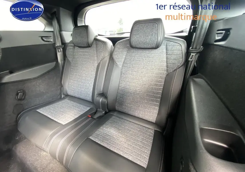 Vue rapprochée des deux sièges arrière supplémentaires gris et noirs du Peugeot 5008 Hybrid 145 allure e-dcs6.