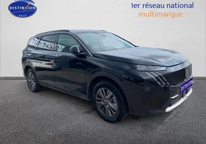 Peugeot 5008 noir vue 3/4 avant droit avec calandre distinctive et jantes alu sur fond neutre.