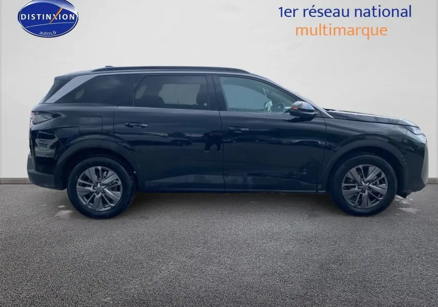 Profil côté droit du Peugeot 5008 noir 2025 avec jantes alu et vitres arrière surteintées.