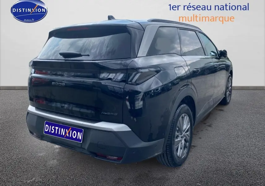 Peugeot 5008 Hybrid noir vu en 3/4 arrière droit avec feux arrière LED et vitres surteintées.