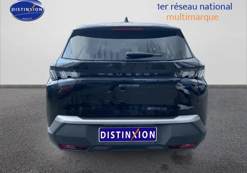 Vue arrière d'un Peugeot 5008 noir 2025 avec feux arrière LED et lunette arrière surteintée.