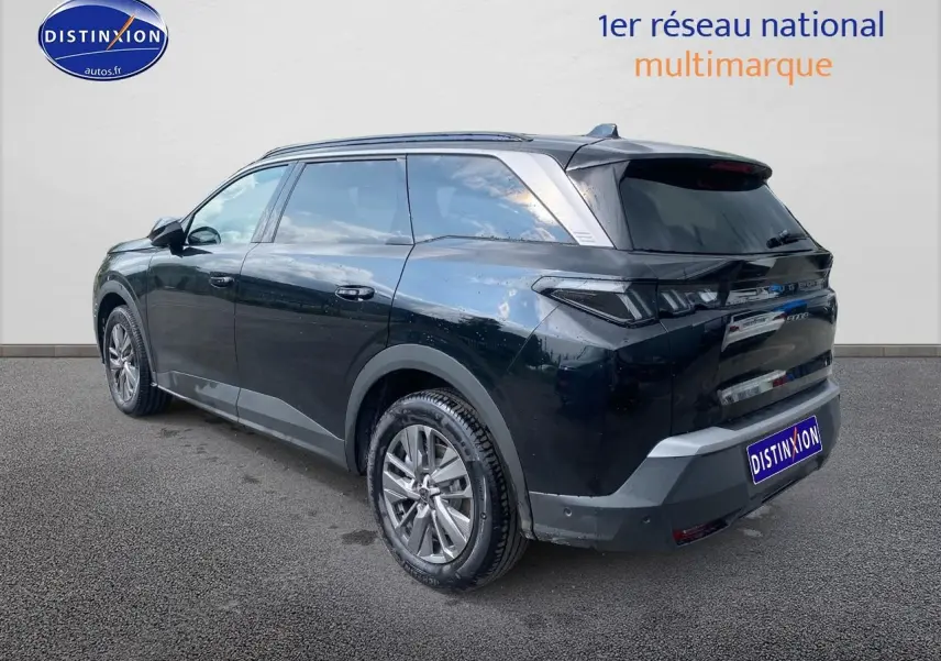 Peugeot 5008 Hybrid noir en 3/4 arrière droit, avec jantes alu et vitres arrière surteintées.