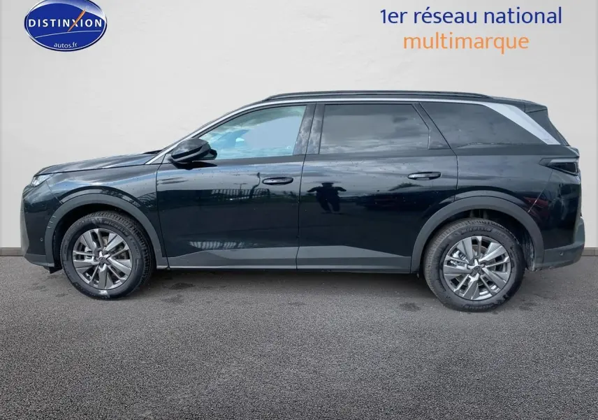 Profil côté gauche du Peugeot 5008 noir 2025 avec jantes alu et vitres arrière surteintées.