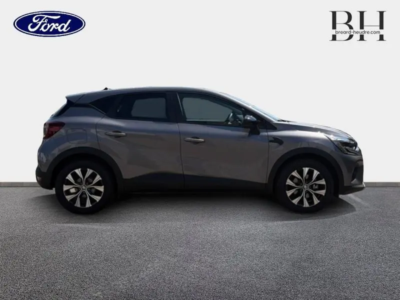 Profil droit du Renault Captur 1.6 E-Tech hybride 145ch gris Cassiopée métallisé avec jantes alliage et vitres teintées.