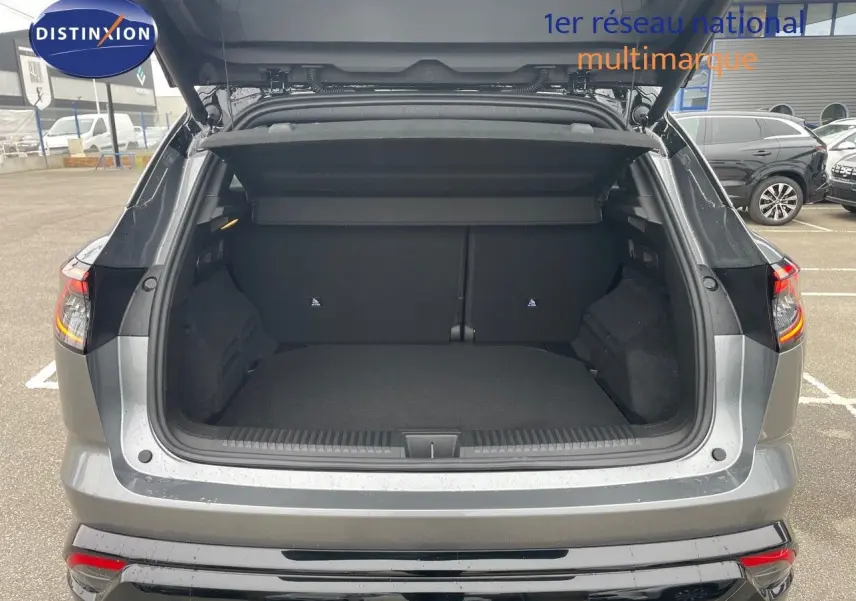 Coffre ouvert vue arrière d’un Renault Austral gris métal 2025, soulignant l’espace de chargement généreux.