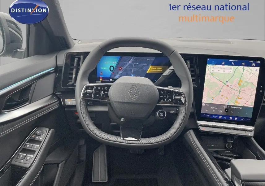 Vue intérieure centrée sur le volant et le tableau de bord numérique du Renault Austral gris métal, avec écran tactile de navigation.
