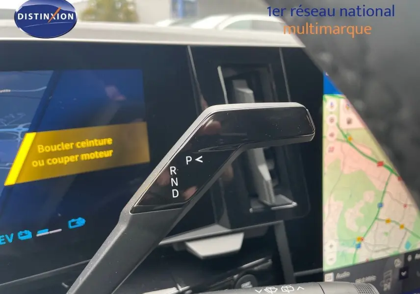 Le levier de vitesses électronique du Renault Austral 1.2 E-Tech gris métal, vu en gros plan côté droit intérieur.