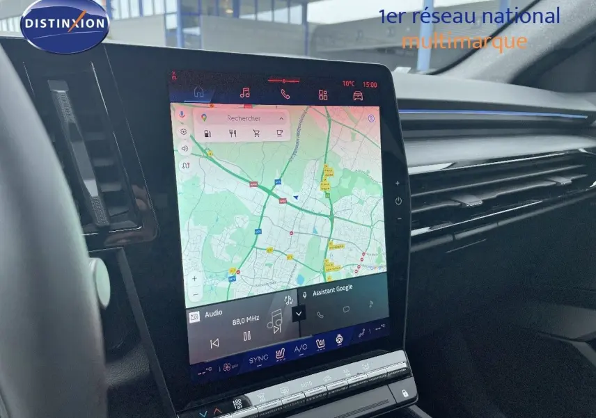 Intérieur du Renault Austral 2025 hybride, vue sur l'écran tactile central affichant la navigation et commandes climatiques.