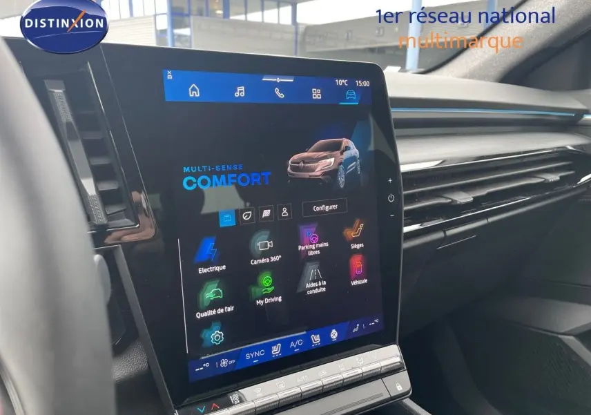 Vue intérieure centrée sur l'écran tactile du tableau de bord du Renault Austral gris métal 2025, affichant les options de conduite.