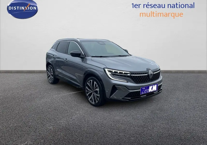Renault Austral 1.2 E-Tech gris métal en 3/4 avant droit, SUV hybride avec calandre distinctive et jantes alliage.