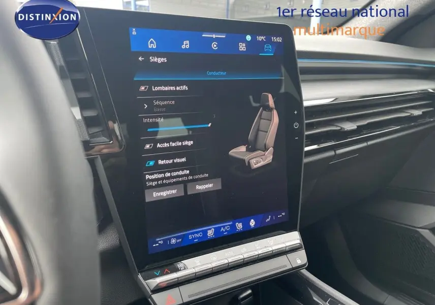Vue intérieure du tableau de bord du Renault Austral 2025, écran tactile central affichant les réglages des sièges.
