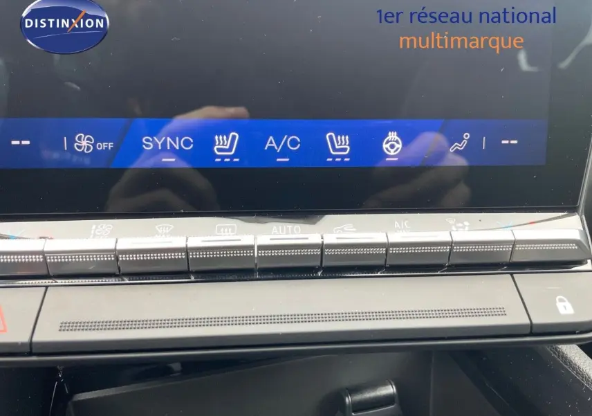 Détail du tableau de bord avec commandes climatisation et écran tactile du Renault Austral gris métal 2025.