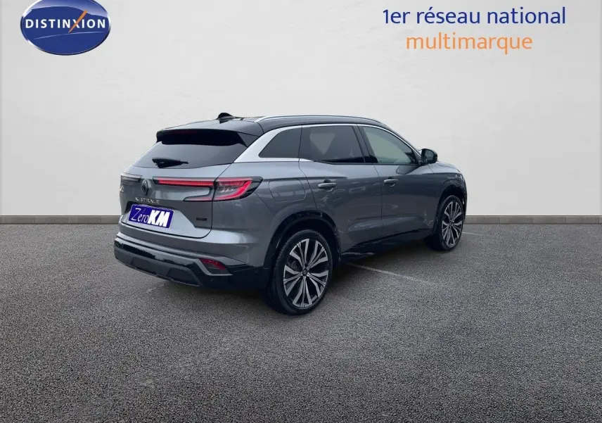 Vue 3/4 arrière droite du Renault Austral gris métal 2025, soulignant ses feux arrière étirés et ses jantes alliage.
