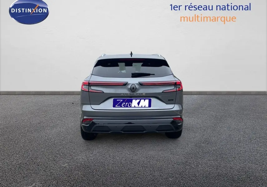 Vue arrière d’un Renault Austral gris métal 2025, version hybride, avec feux arrière allongés et hayon fermé.