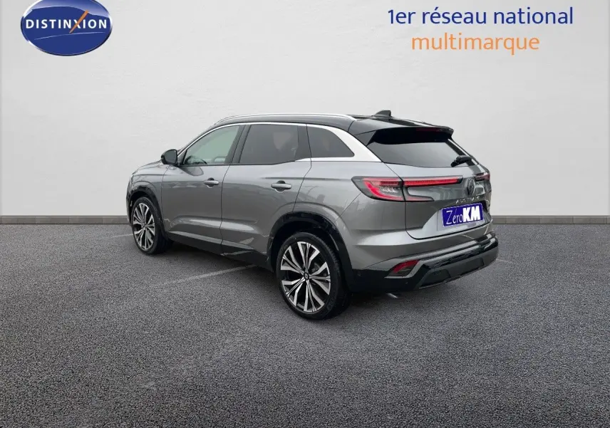 Vue 3/4 arrière droite du Renault Austral gris métal 2025, soulignant ses feux LED et jantes alliage distinctives.