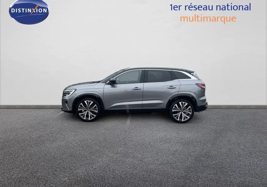 Profil droit du Renault Austral gris métal 2025, SUV hybride avec jantes alliage distinctives sur fond neutre.