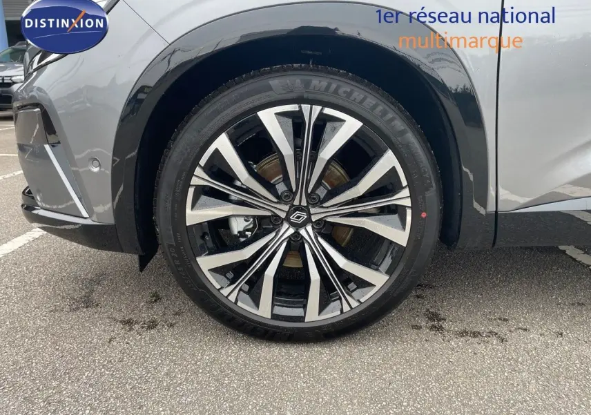 Gros plan sur la roue avant droite du Renault Austral gris métal 2025, mettant en valeur la jante design bicolore.