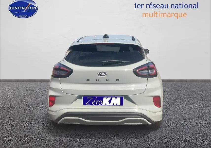Vue arrière d'un Ford Puma gris cactus 2025 avec feux arrière LED et logo Ford bien visible.