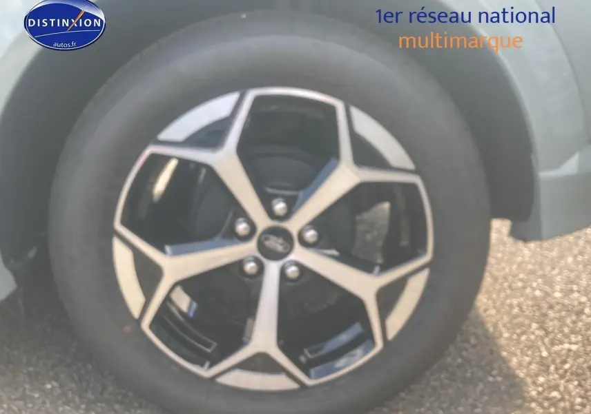 Gros plan sur la jante 17 pouces bicolore du côté avant droit du Ford Puma gris cactus 2025 st-line.