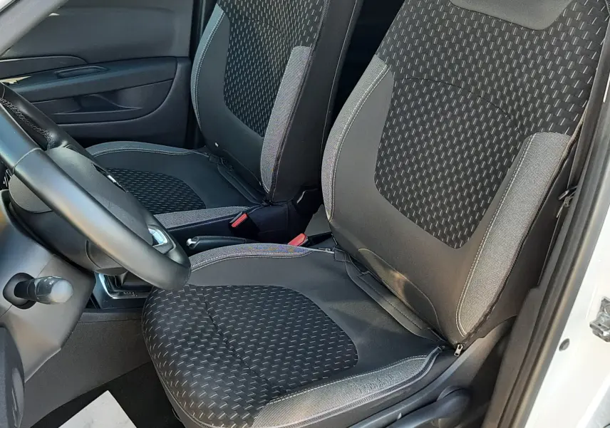 Vue intérieure côté conducteur du Renault Captur 2019, sièges tissu gris noir avec motifs géométriques.