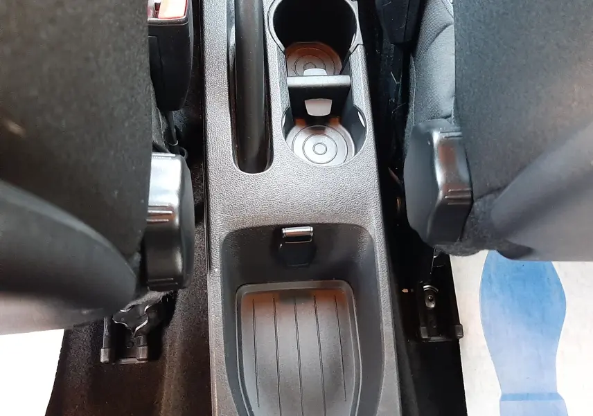 Vue plongeante sur la console centrale noire du Renault Captur 2019 entre les sièges avant en tissu gris-noir.