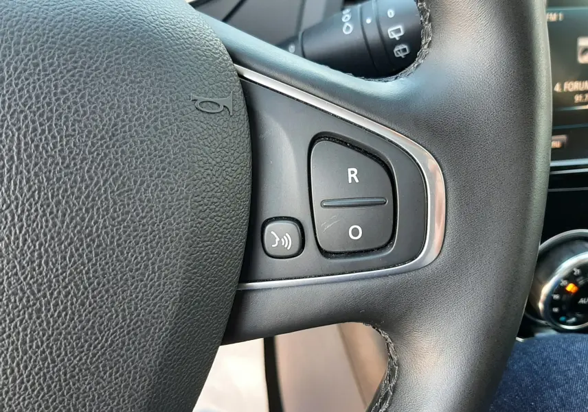 Gros plan sur le volant cuir noir du Renault Captur 2019 avec commandes vocales et régulateur de vitesse visibles.