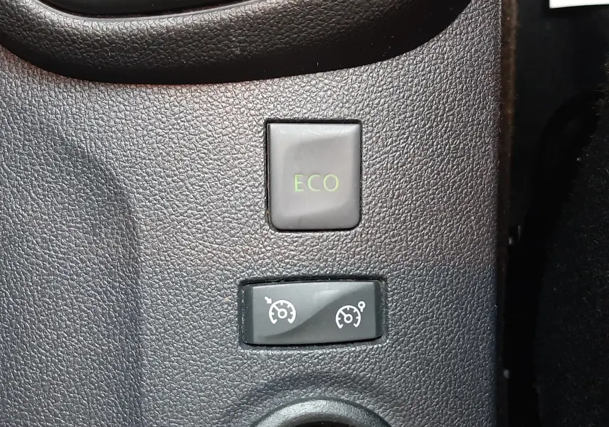 Gros plan sur les boutons de commande ECO et régulateur de vitesse du Renault Captur blanc nacré 2019.
