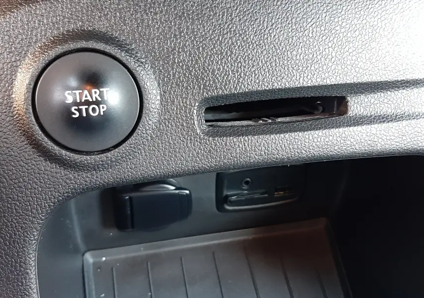 Gros plan sur le bouton Start/Stop et la console noire texturée du Renault Captur 1.3 TCE 150CH Intens EDC 2019.